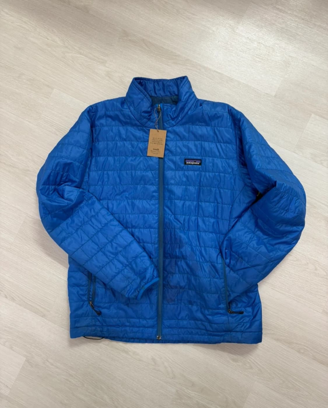 파타고니아 남성 나노퍼프 L사이즈입니다. 택 달린 새상품이고, 쨍한 파란 상품이미지1