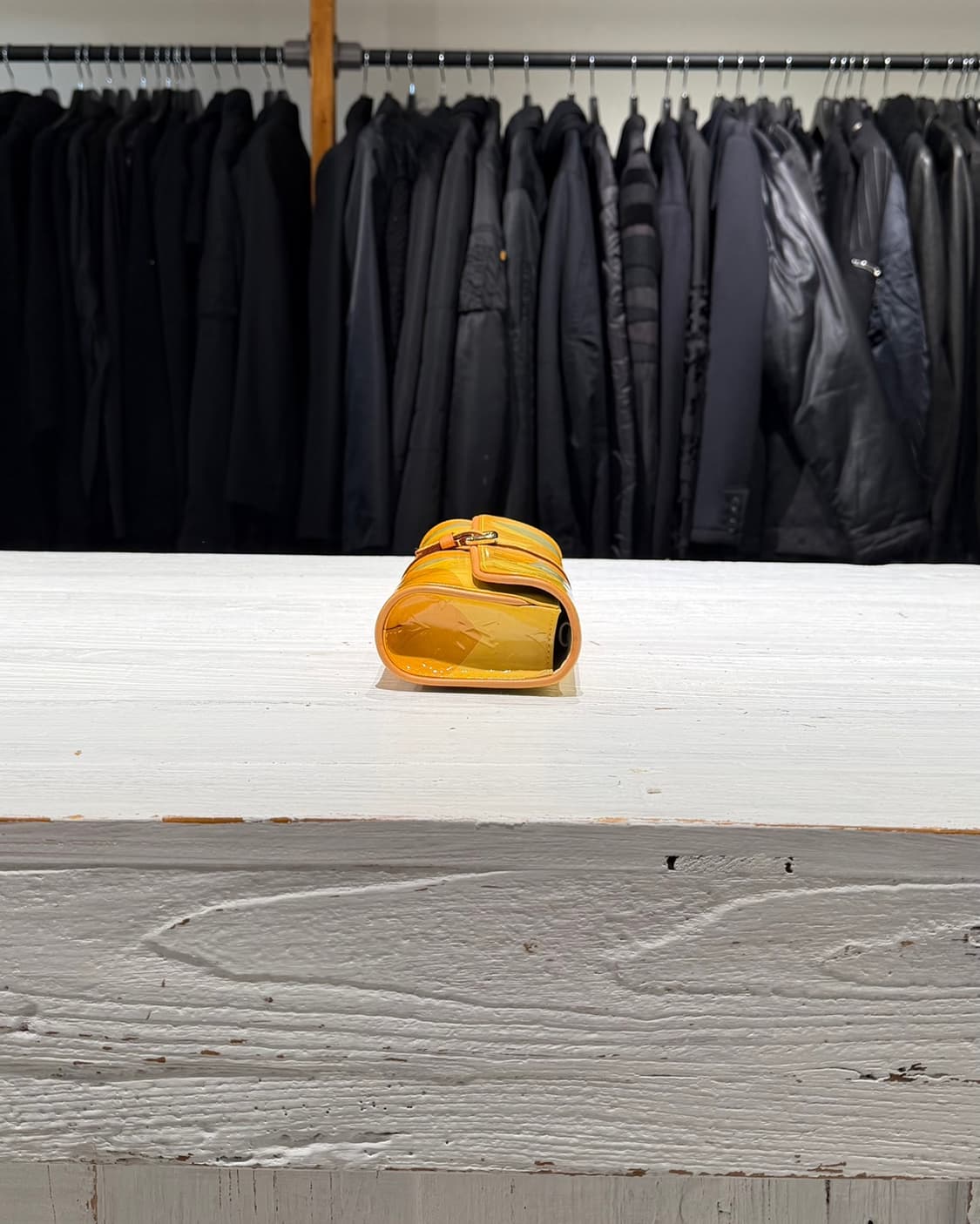 루이비통 옐로우 모노그램 베르니 클러치 상품이미지3