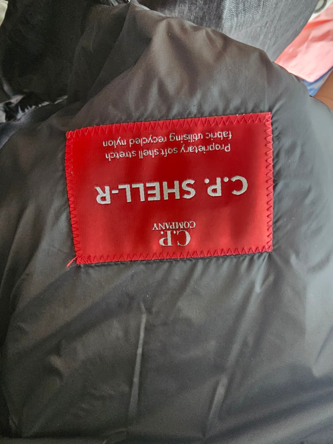 cp컴퍼니 고글 경량패딩 상품이미지3