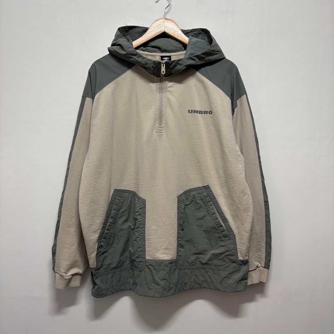 엄브로 후디 배색 하프집업 상품이미지1