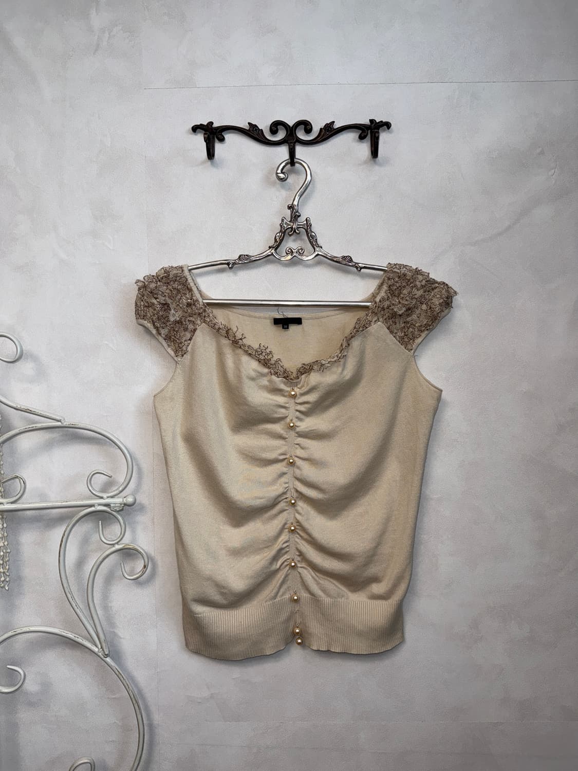 Beige ruffle lace pearl detail half bl 상품이미지3