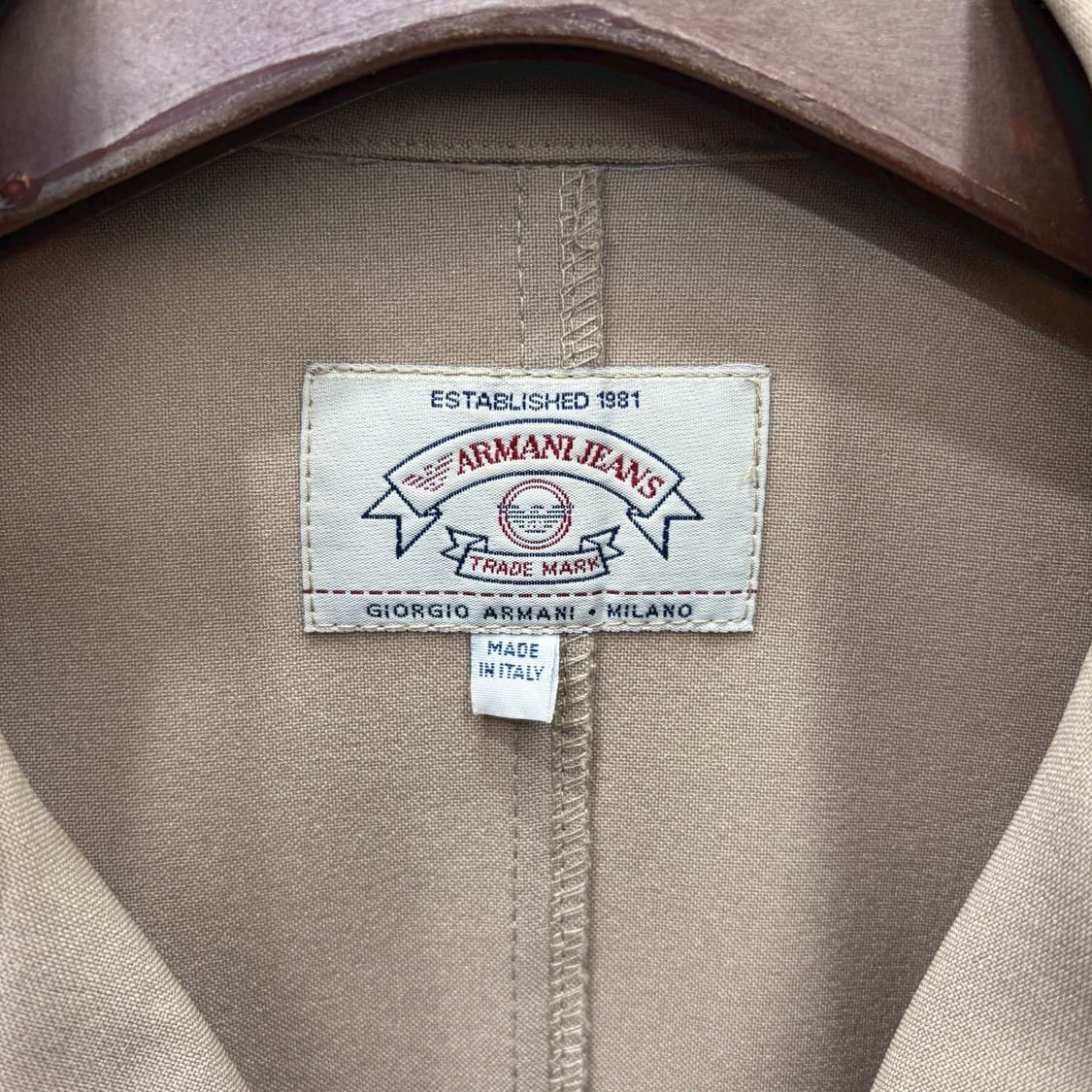 아르마니 진스 긴팔 미디 자켓 노치드 카라 싱글 버튼 디테일 베이지 상품이미지6