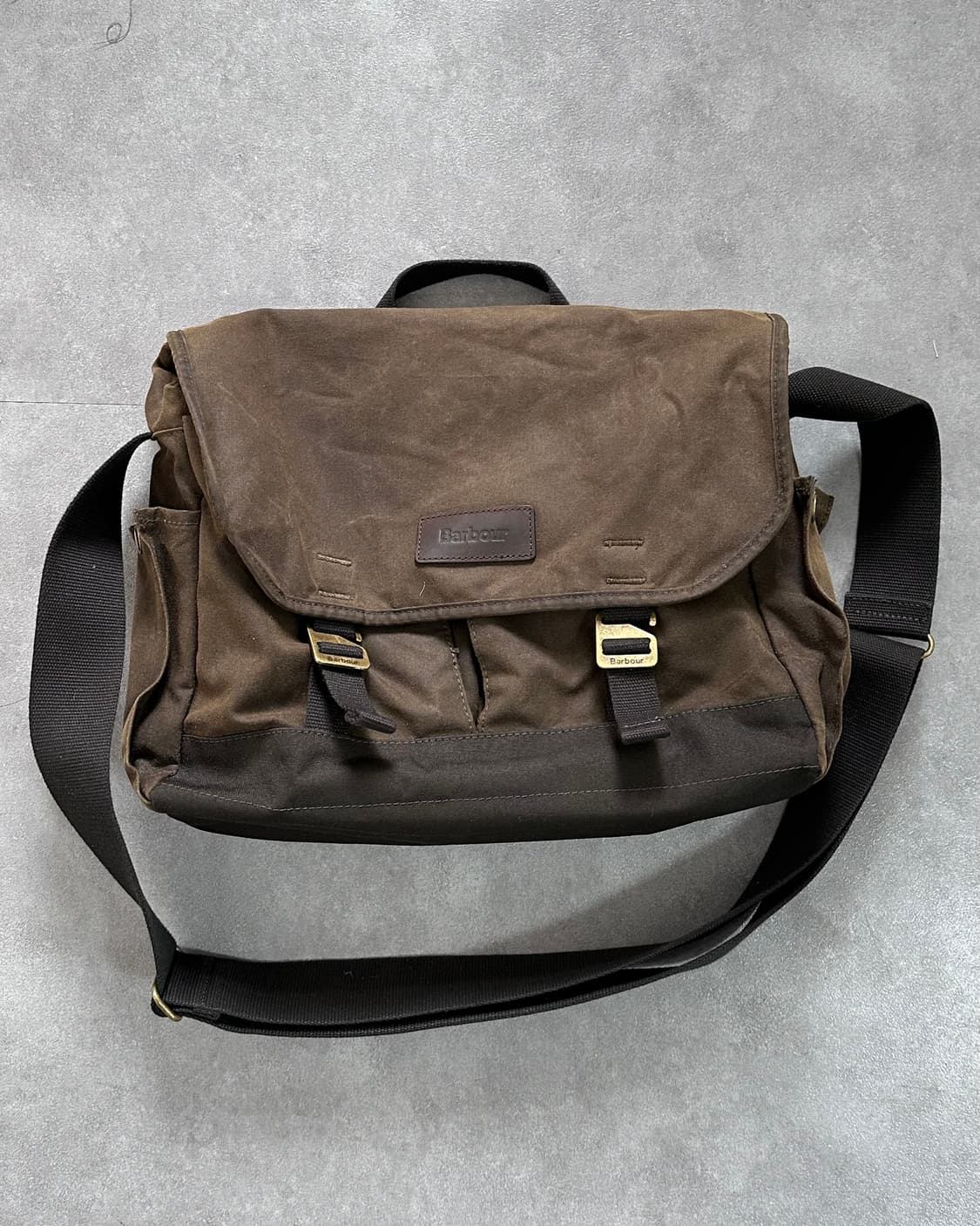 바버 에센셜 왁스드 메신저 백 (vac.4) 상품이미지1