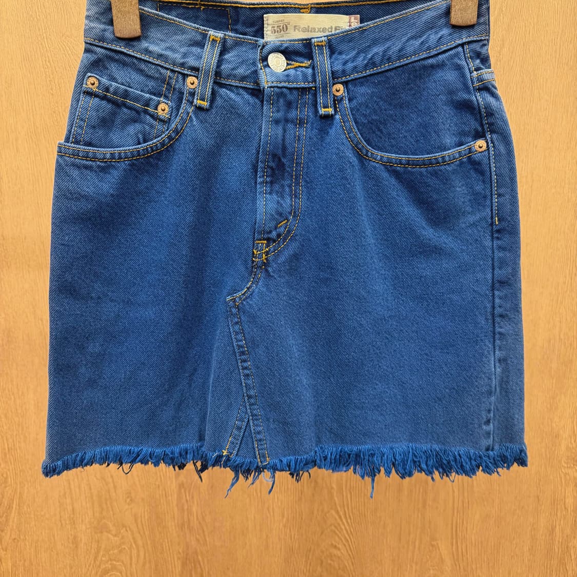 리바이스 코튼 미니 스커트 밑단 프린지 백 포켓 로고 탭 디테일 블루 상품이미지5