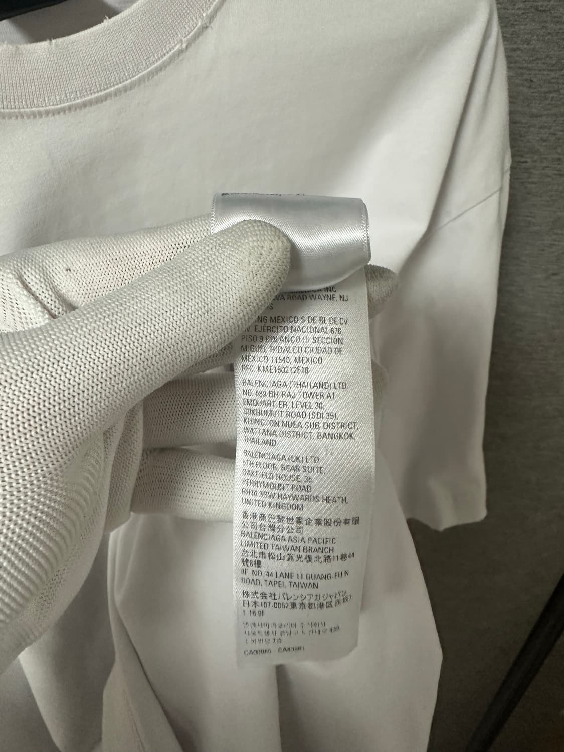 발렌시아가 리버스로고 데미지 반팔 화이트 (XS/105) 상품이미지4