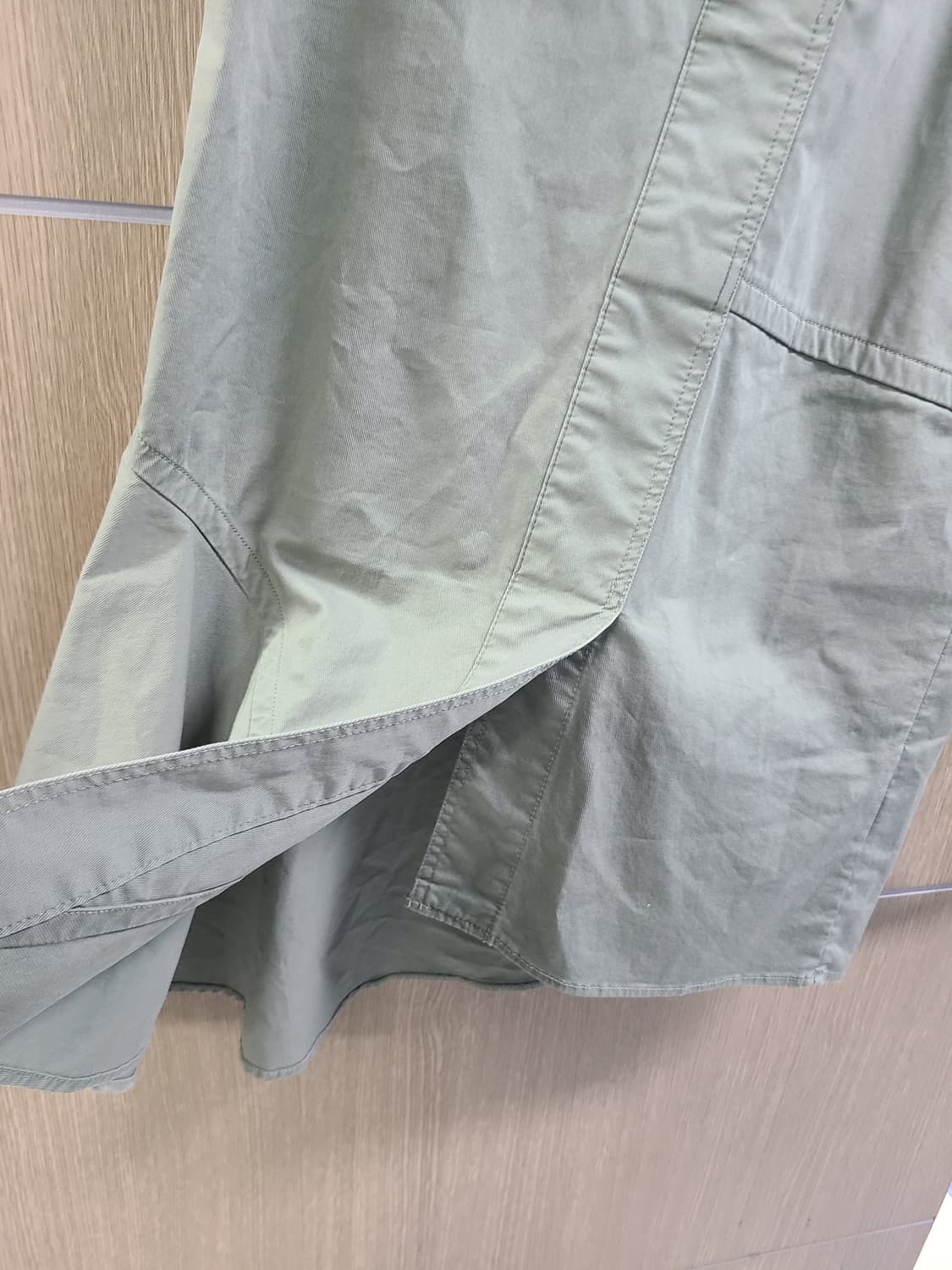 띠어리 면스판 언밸런스 스커트 카키 2 상품이미지4