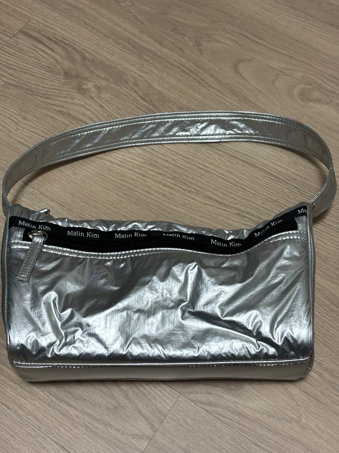 마뗑킴 GLOSSY TOTE BAG IN SILVER 상품이미지1
