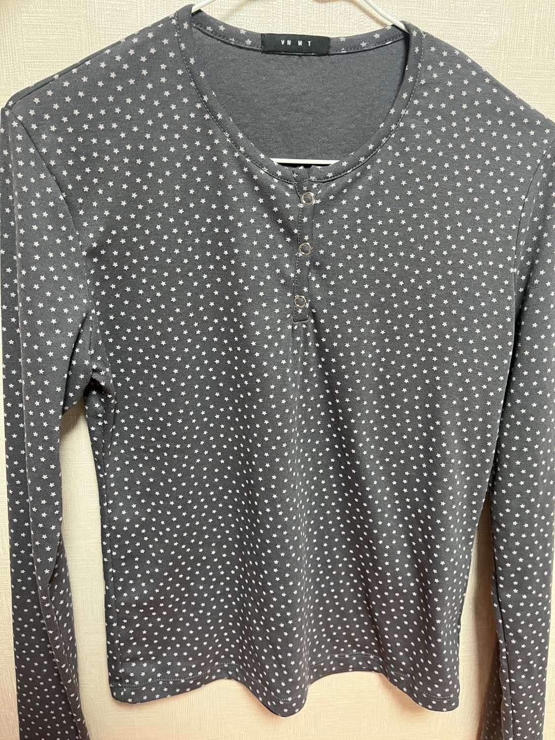 바니쉬먼트 스타 버튼 슬림 티셔츠 챠콜 상품이미지3