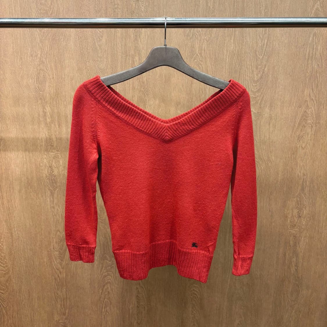 버버리 블루 라벨 오프숄더 긴팔 니트 로고 자수 디테일 레귤러핏 레드 상품이미지3