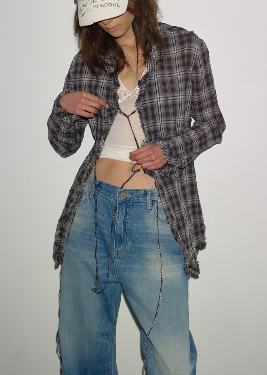 s/e/o ruffled check tie blouse - black 상품이미지4