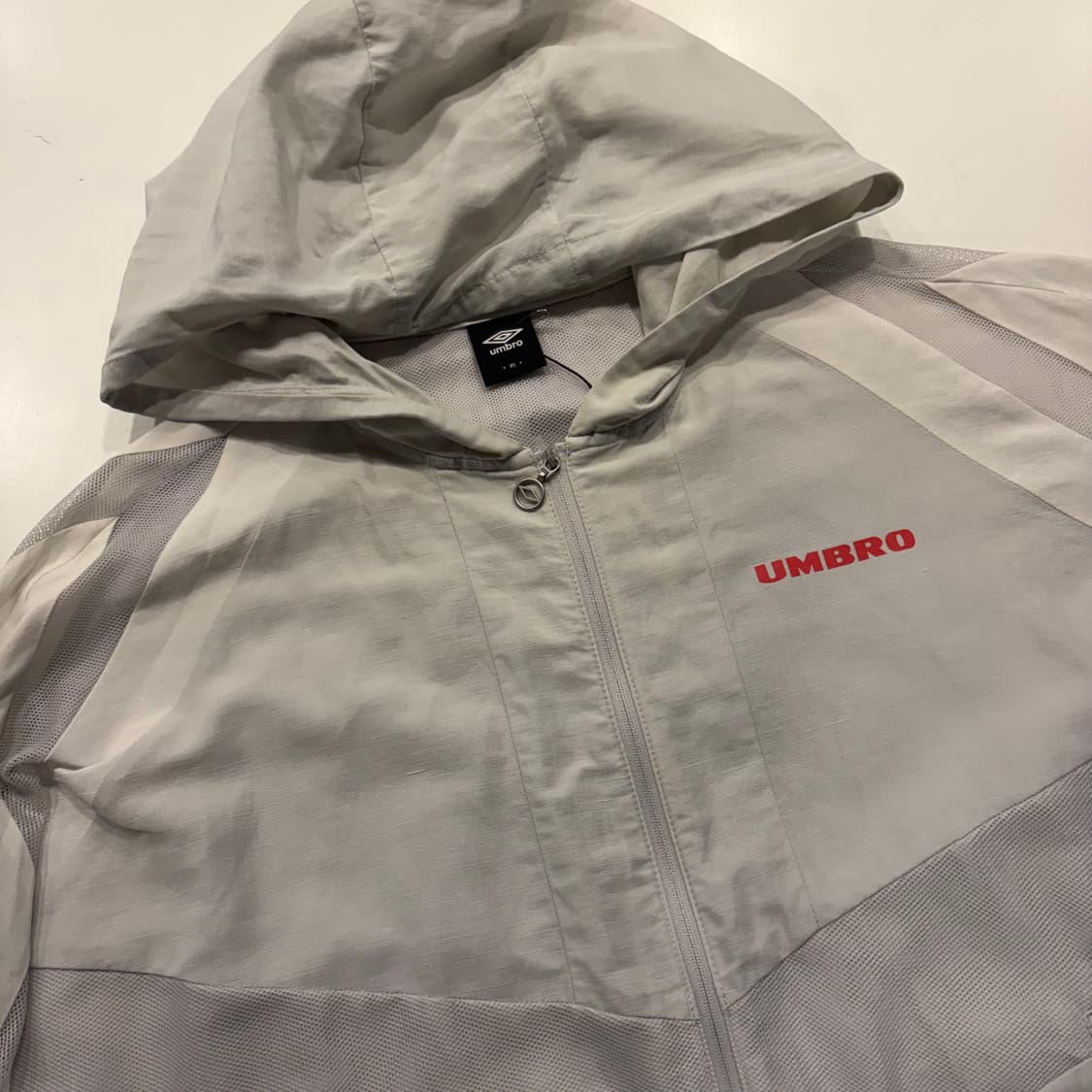 [85] 엄브로 매쉬 후드 바람막이 화이트 그레이 D515 상품이미지3