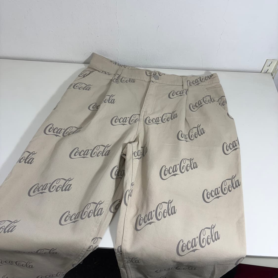 M H&M 라이트베이지 테이퍼드핏 원턱 코카콜라 치노팬츠 상품이미지1