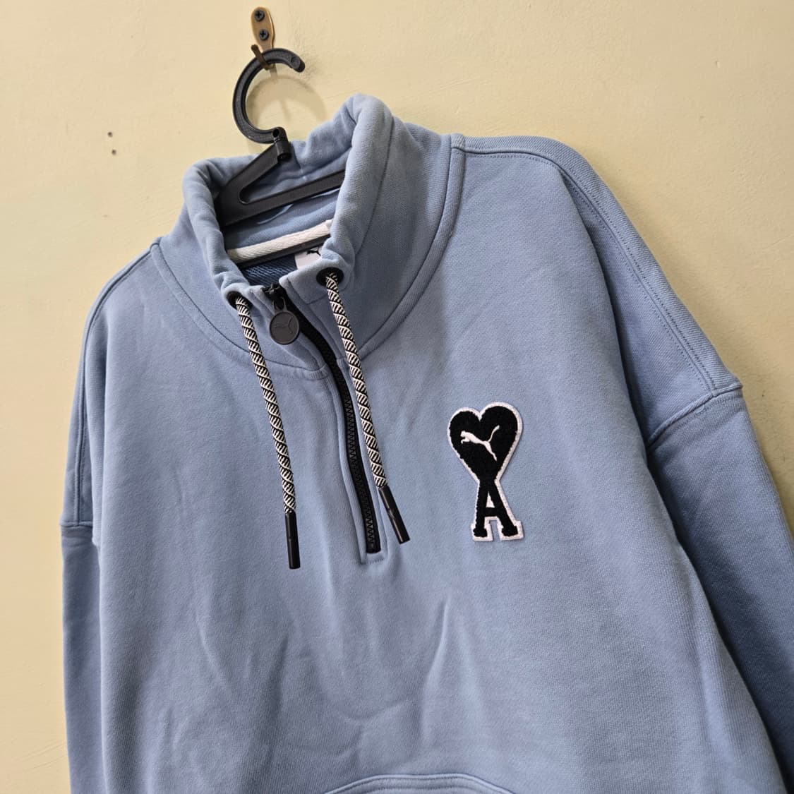 [XXL] AMI × PUMA 하프집업 후디 (스카이블루) 상품이미지2