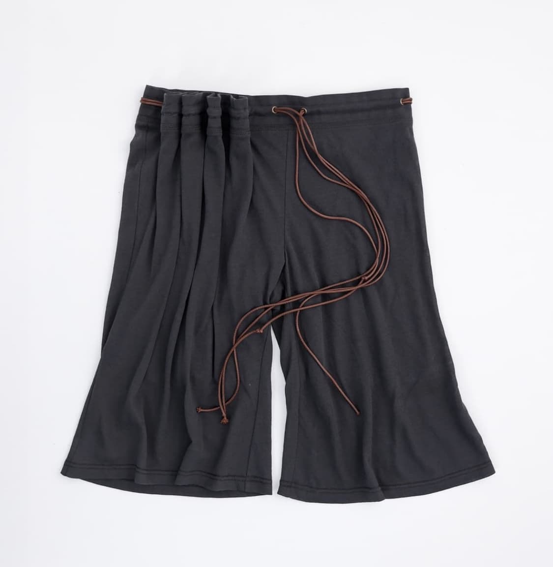 울리카 커튼 하프 팬츠 차콜 상품이미지3