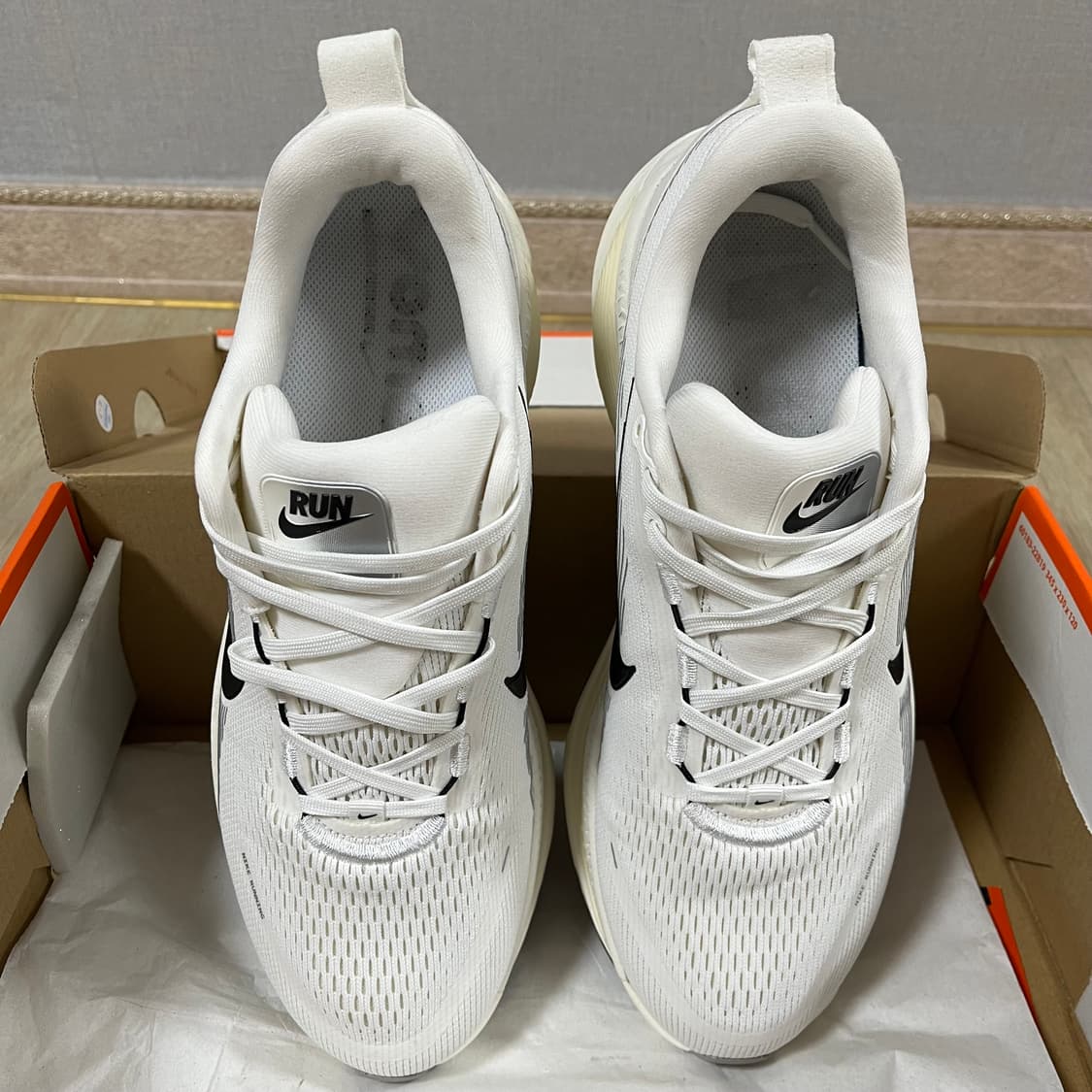 나이키 보메로 18 서밋 화이트 코코넛 밀크 275 상품이미지3