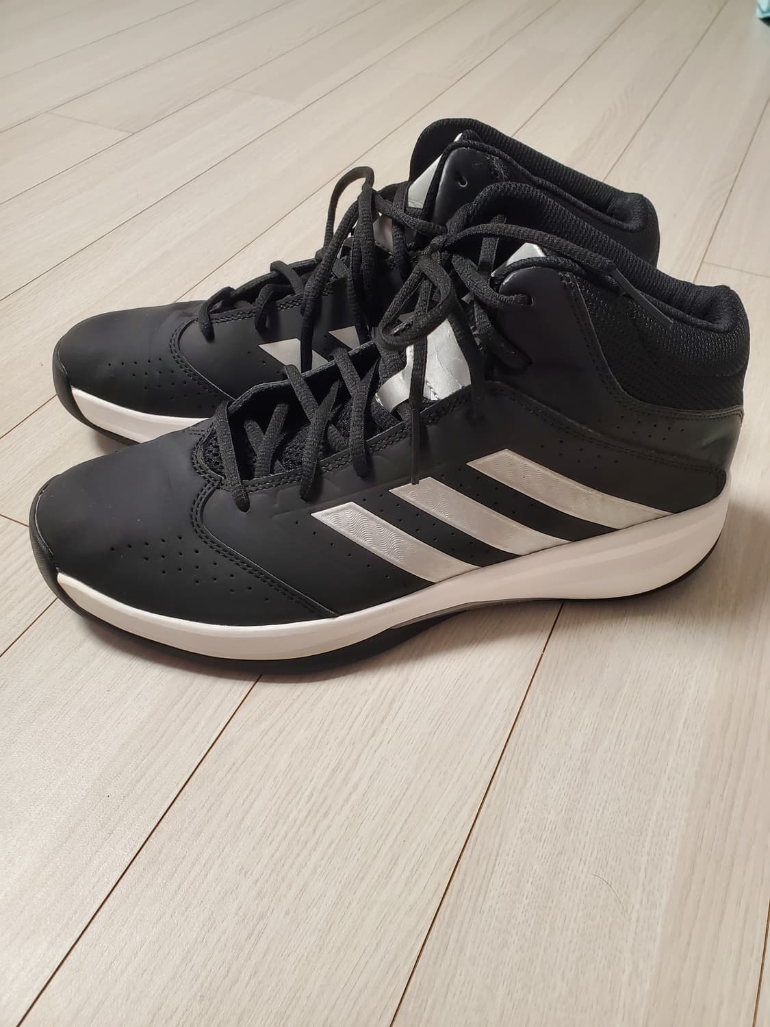 아디다스 아이솔레이션 2 스니커즈 농구화270

바닥닳음 거의없고 하자오 상품이미지1