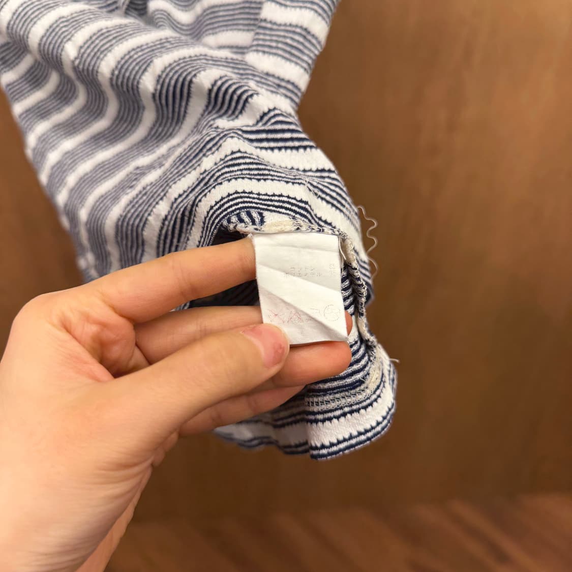 토리버치 블라우스 반팔 스트라이프 패턴 프릴 넥 하프 버튼 디테일 네이비 상품이미지7