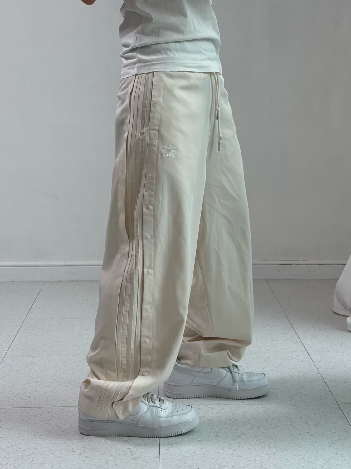아디다스 아이보리 사이드 버튼 팬츠 상품이미지2