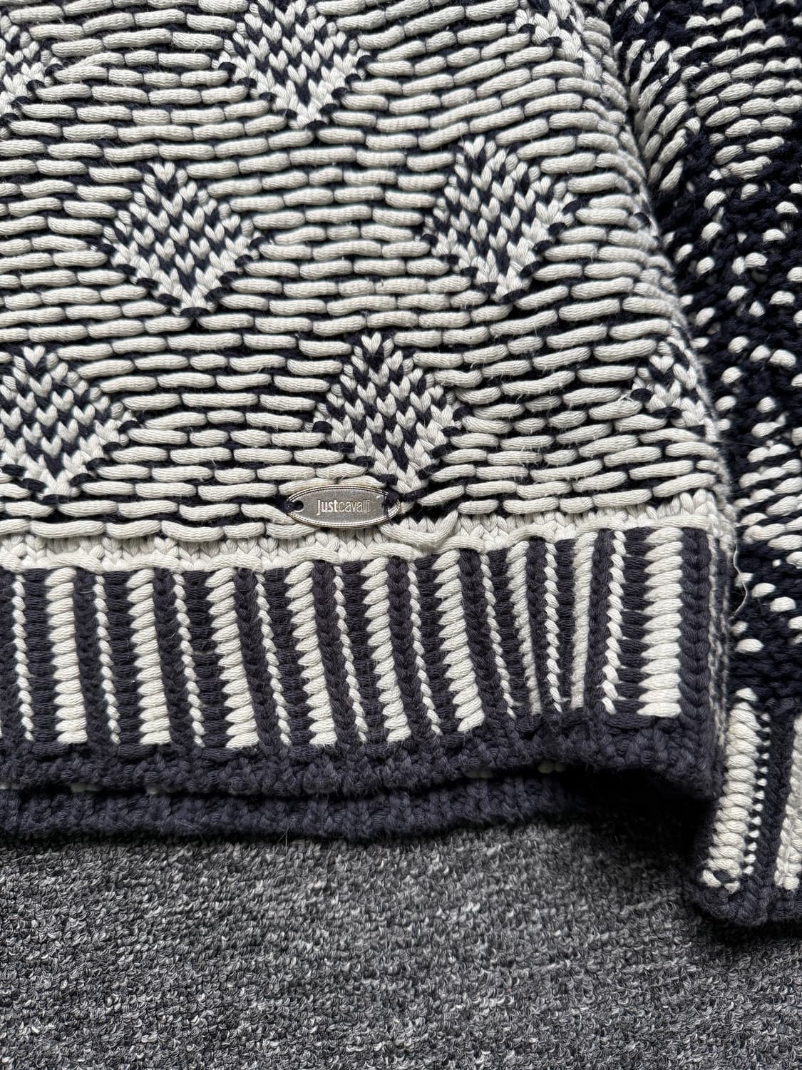 저스트 카발리 숄더 버튼 슬릿 헤비 니트 상품이미지9