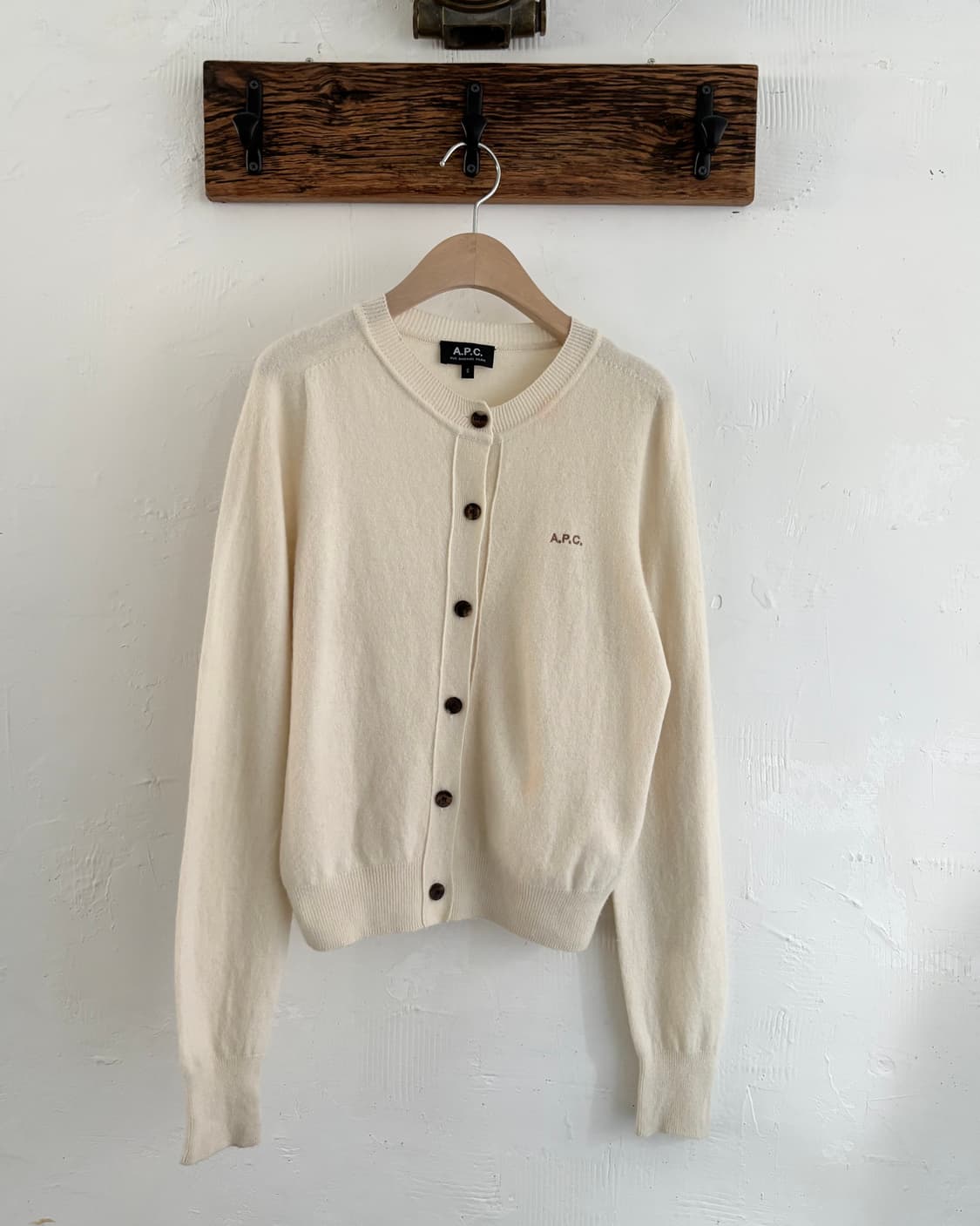 A.P.C. 아페쎄 캐시미어10 자수로고 아이보리컬러 라운드넥 가디건 상품이미지5