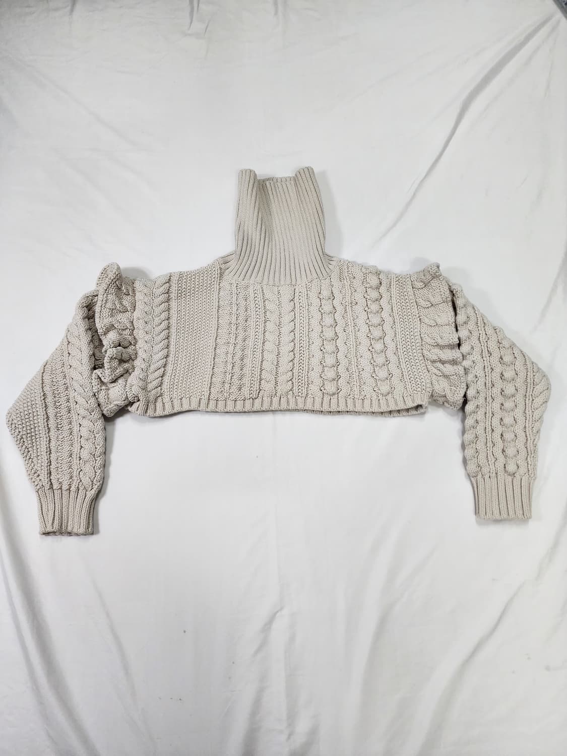 코스 아이보리 꽈배기 크롭 니트 탑 상품이미지1