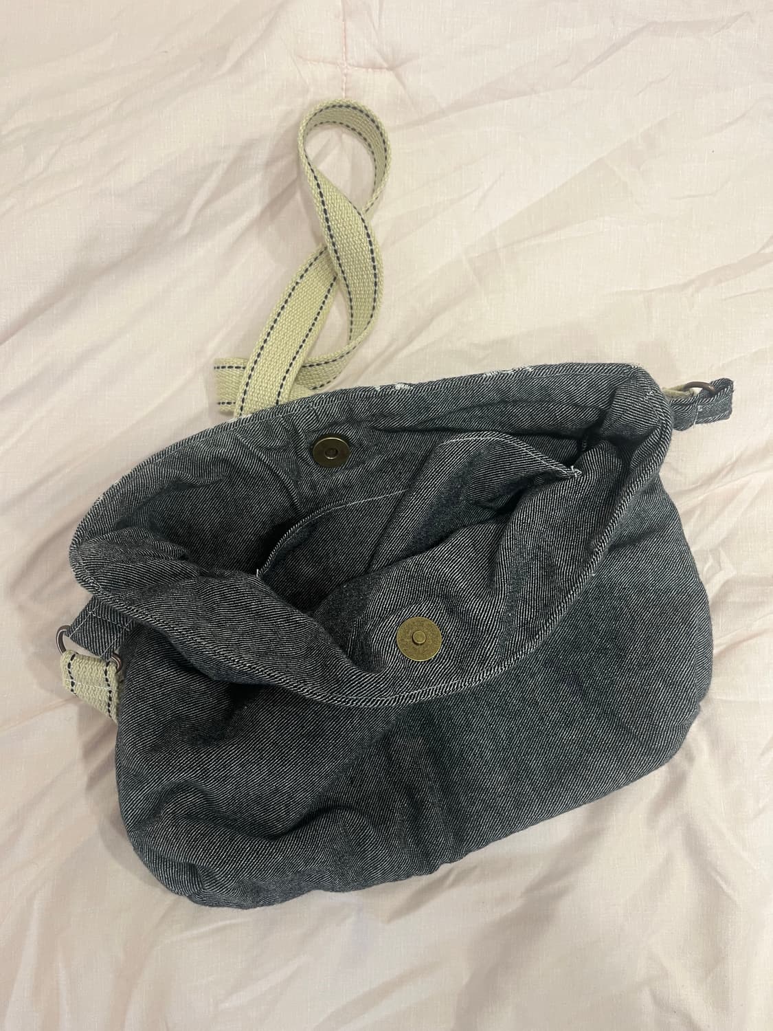 모리걸 레이스 차콜 그레이 크로스백 상품이미지3