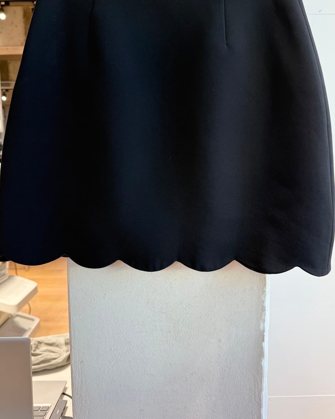 미우미우 블랙 스캘럽 미니스커트  상품이미지7