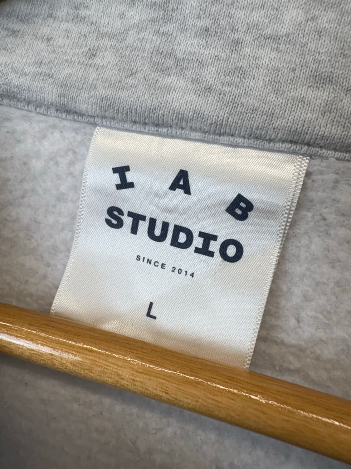 IAB STUDIO 아이앱스튜디오 라이트 그레이 하프집업 상품이미지7