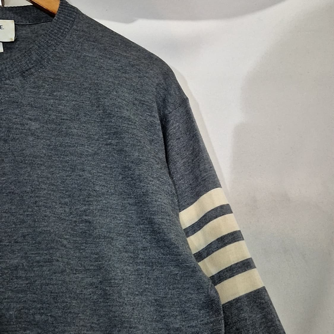 톰브라운 사선 완장 니트 상품이미지2