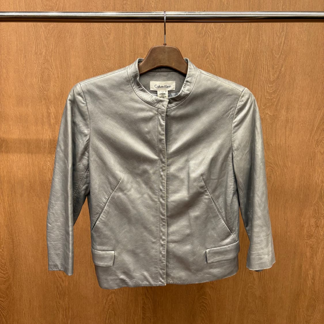 캘빈클라인 레더 자켓 밴드 카라 지퍼 여밈 디테일 실버 상품이미지1