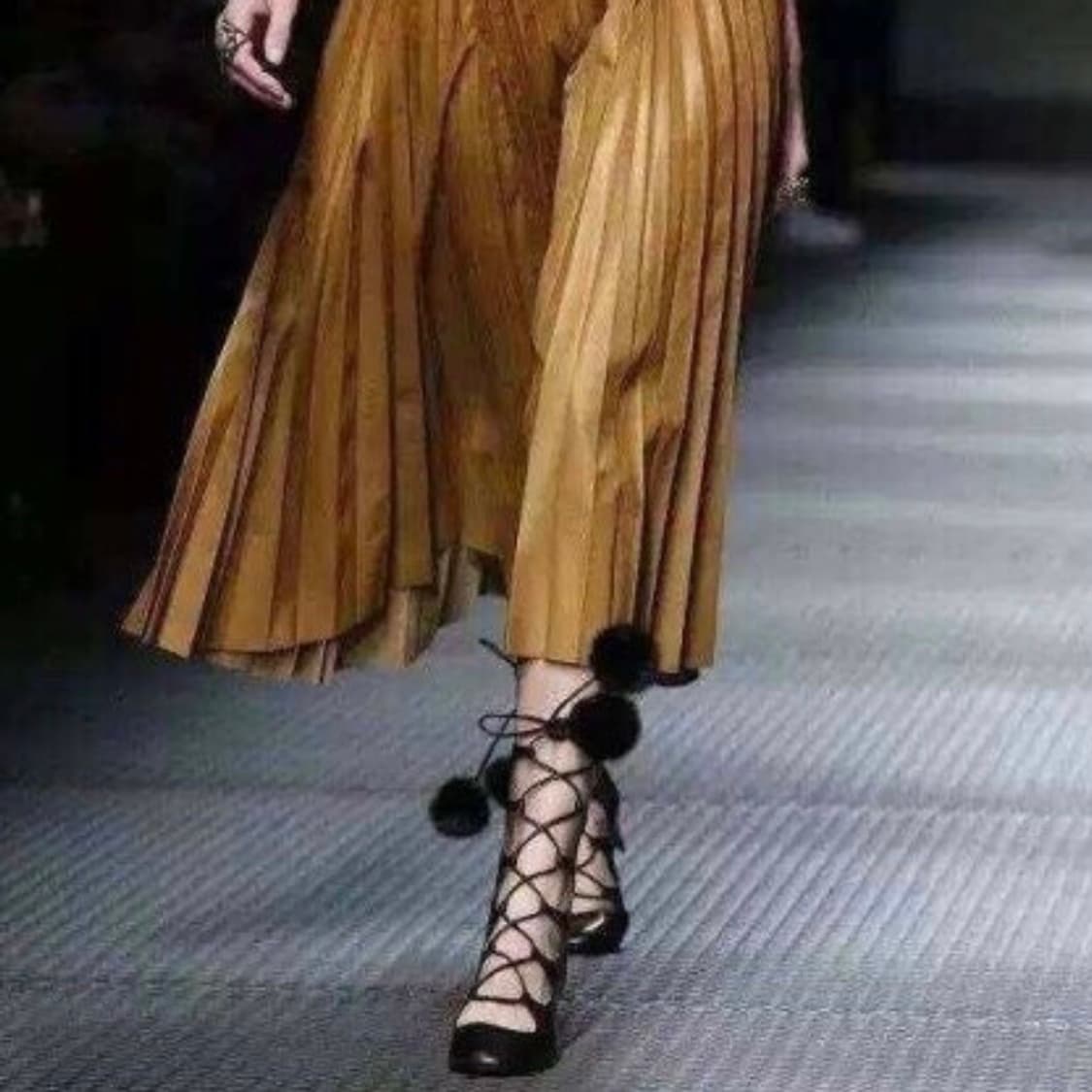 구찌 밍크 폼폼 레이스업 앵클 부 츠 36.5사이즈/새상품(셀럽 착용) 상품이미지8