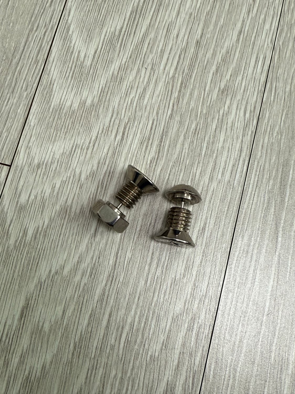 Balenciaga screw bolt earings 상품이미지2