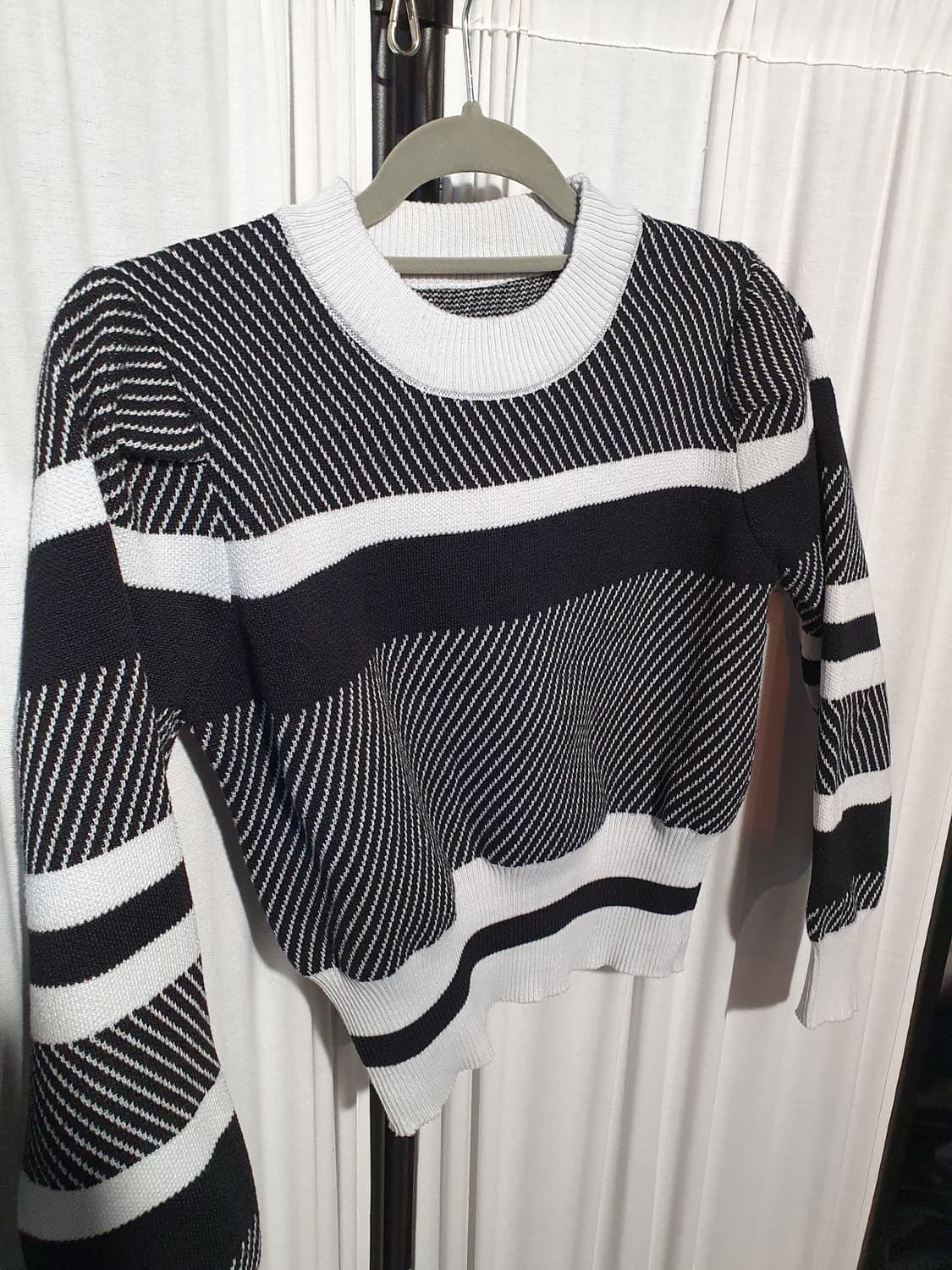 [s]블랙/화이트 스트라이프 크롭 니트 2200322 상품이미지3