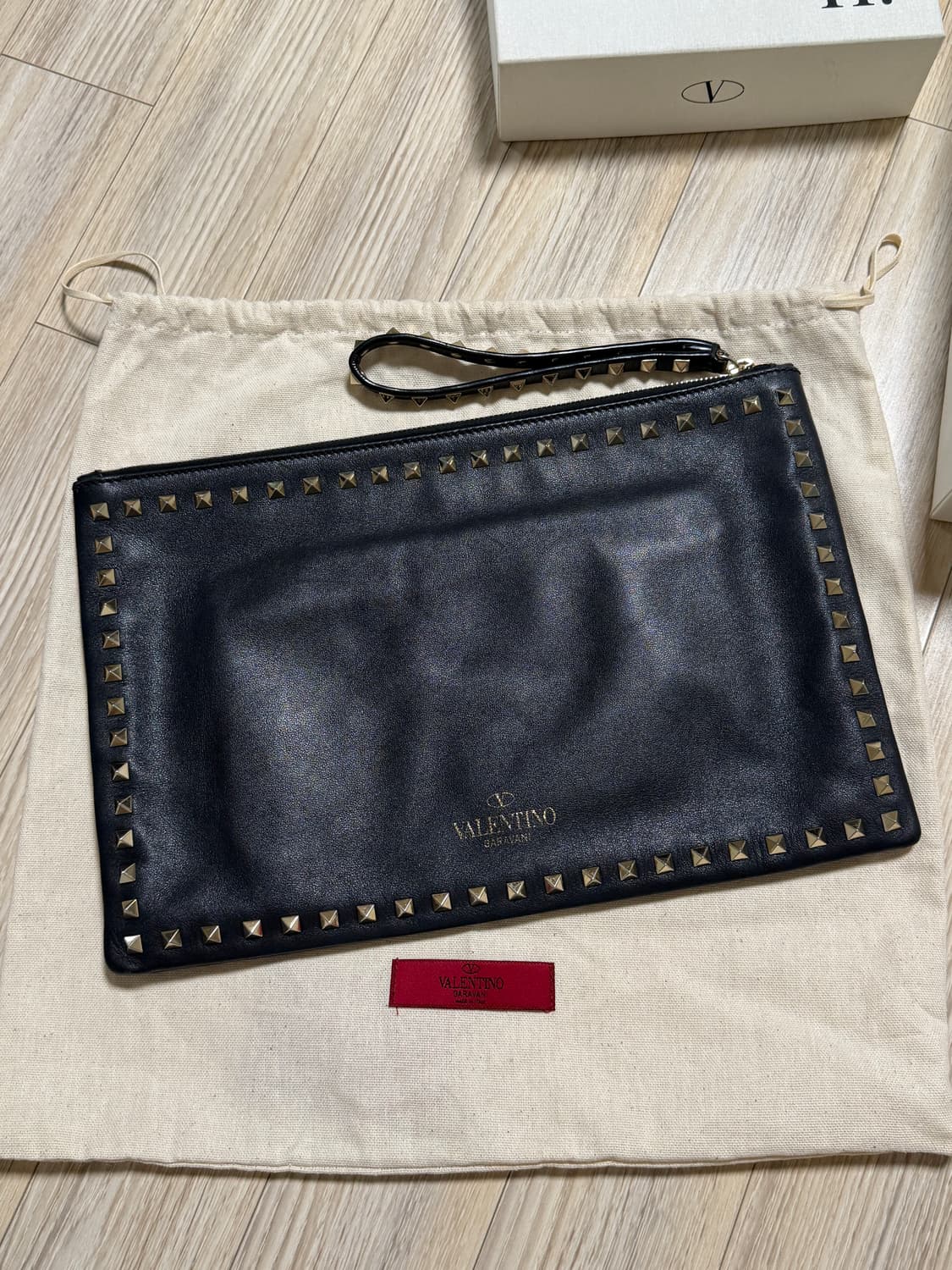 발렌티노 락스터드 스트랩 클러치 상품이미지1