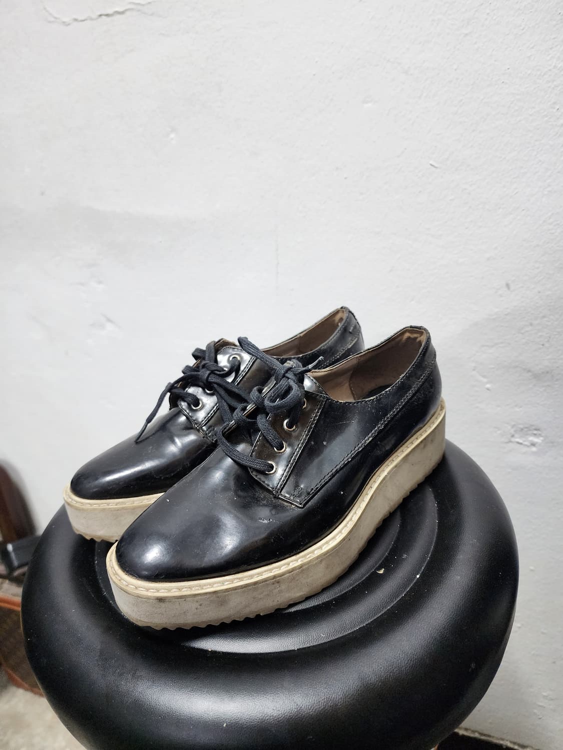 찰스앤키스 에나멜 굽높은 단화 상품이미지1