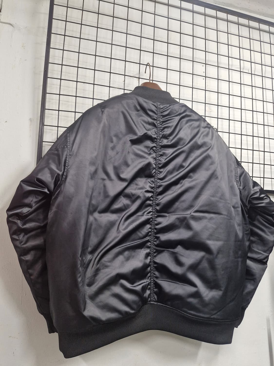 100L 아디다스 남녀공용 블랙 봄버 자켓. 상품이미지7