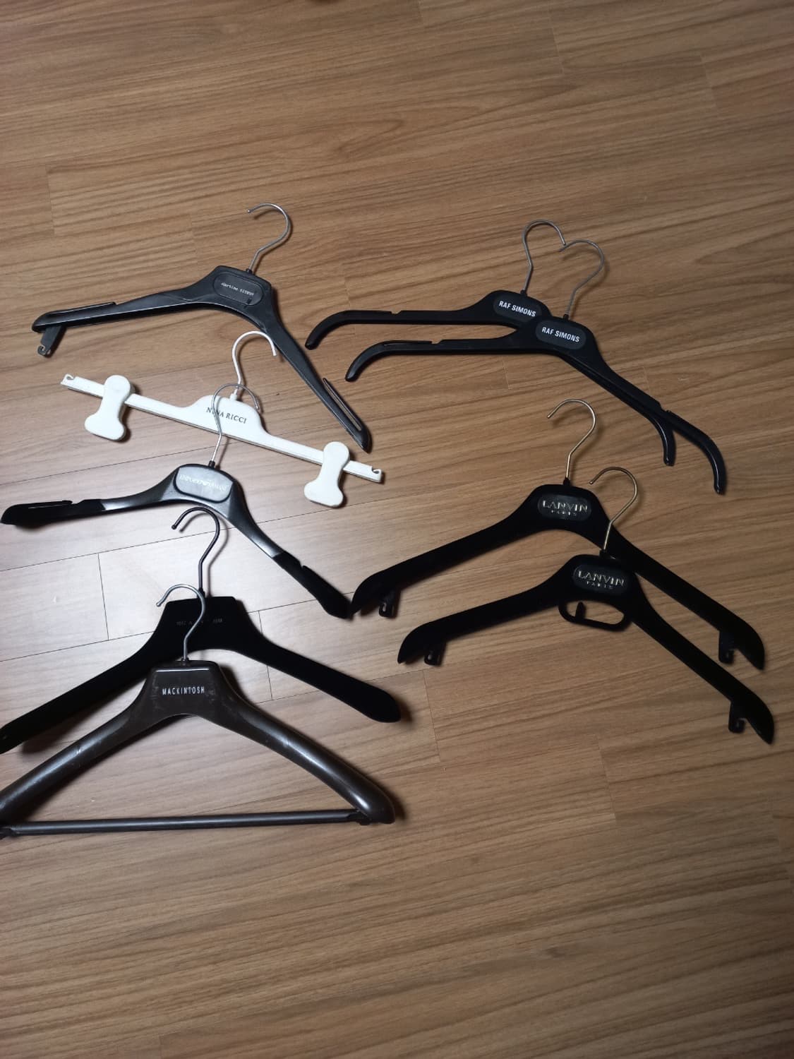 마틴싯봉 니나리치 알릭스 맥킨토시 랑방 라프시몬스 옷걸이 상품이미지1