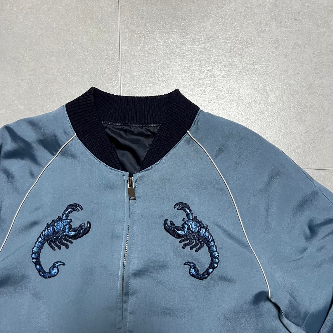 [실측M] 에잇세컨즈 X 지드래곤 콜라보 스콜피온 자수 스카잔 블루종 상품이미지3