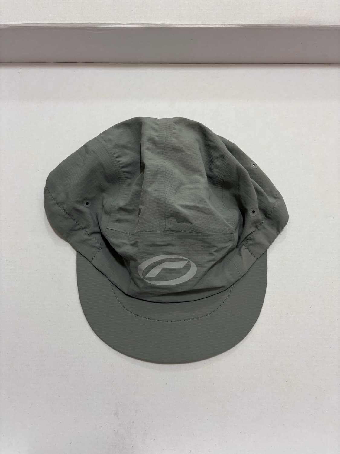 옵티미스틱러너스 심볼 로고캡 차콜 상품이미지3