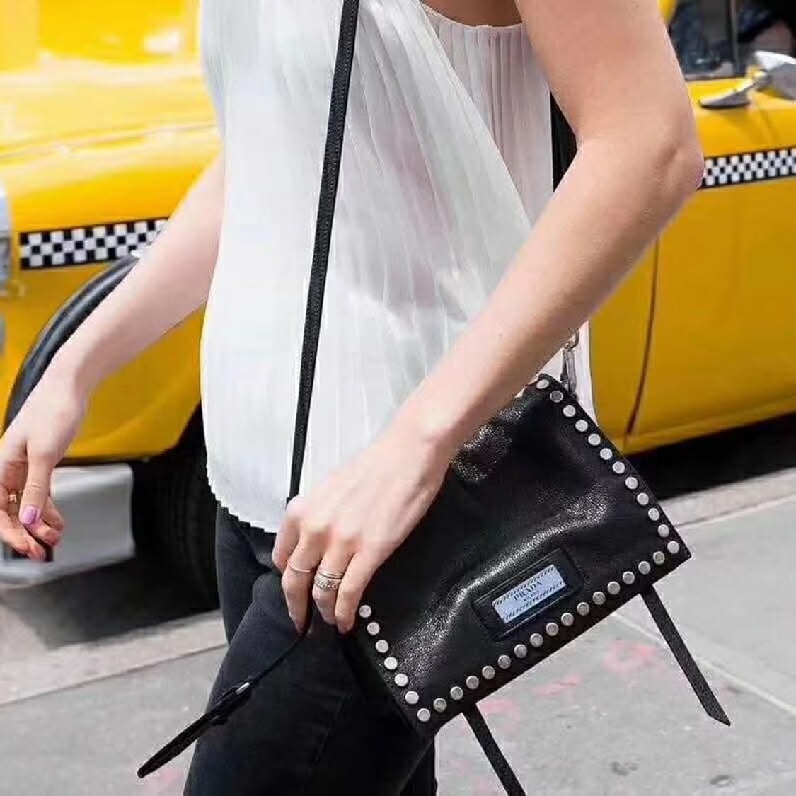 [정품$] 프라다 레더 스카이 폰트 스터드 크로스백 상품이미지5