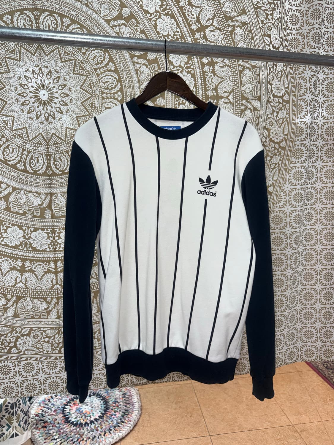 아디다스 스트라이프 백프린팅 맨투맨  상품이미지3