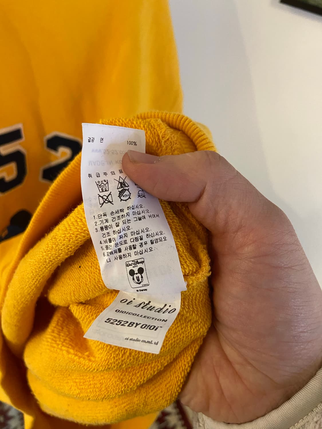 5252 바이 오아이오아이 미키 맨투맨 노랑 상품이미지5