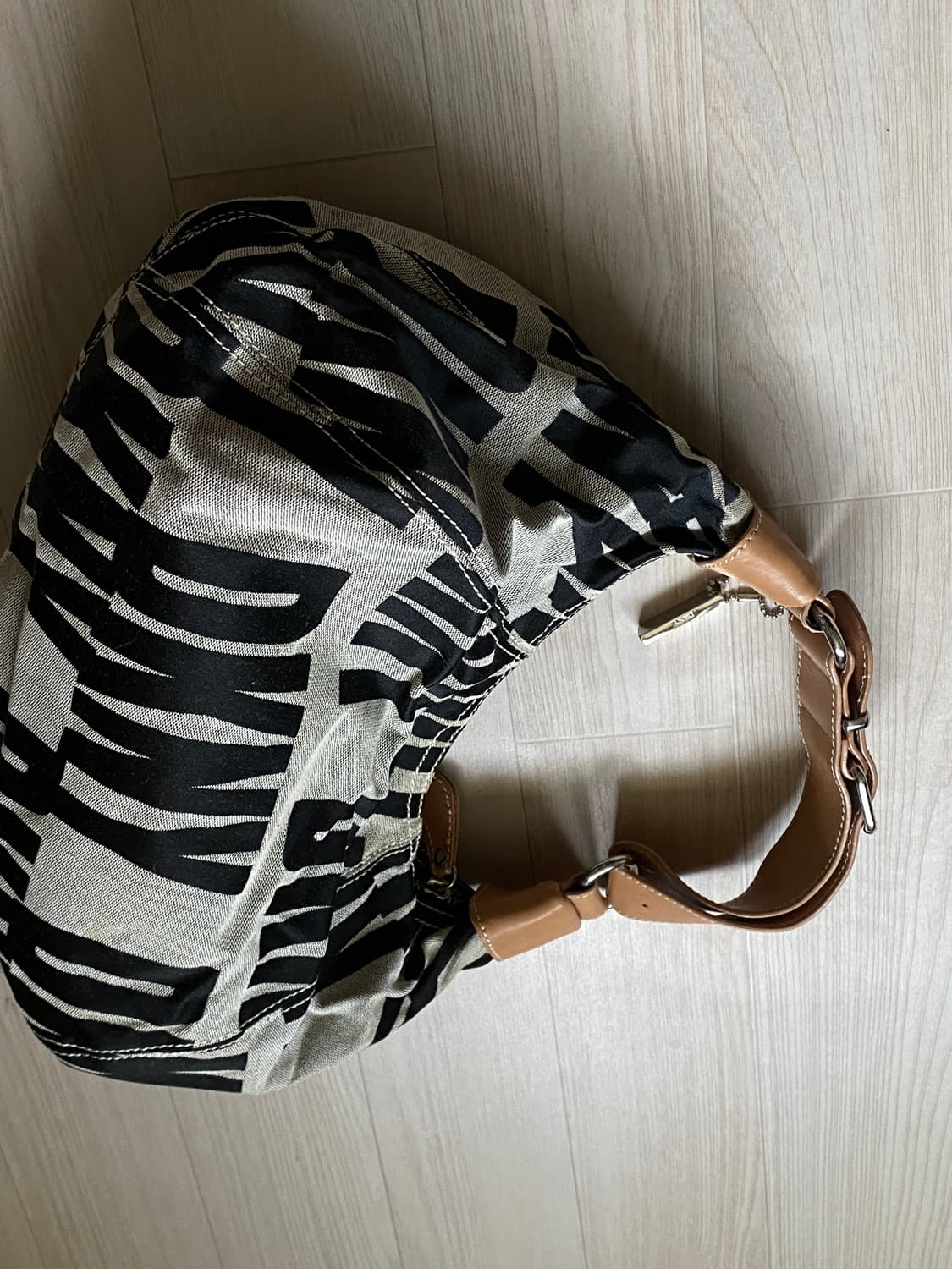 DKNY 패브릭 숄더백 상품이미지3