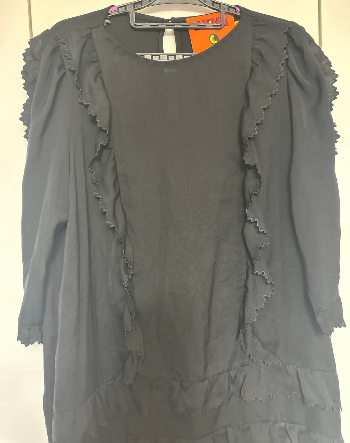 럭키슈에뜨 검정색 프릴 장식 원피스  상품이미지4