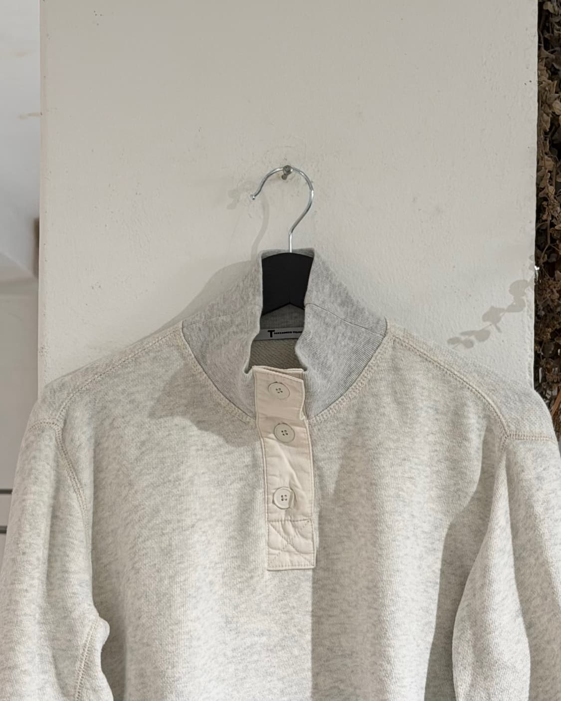 티 바이 알렉산더 왕 라이트 그레이 하이넥 크롭 스웻셔츠 상품이미지4