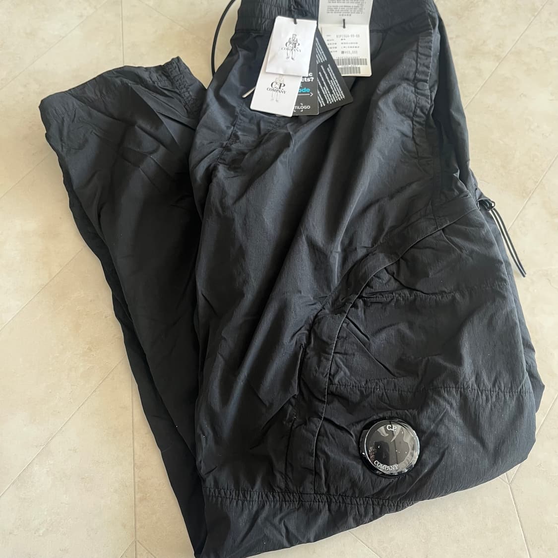 새상품(50)씨피컴퍼니 크롬 R 레귤러 지퍼 나일론팬츠 블랙 상품이미지1