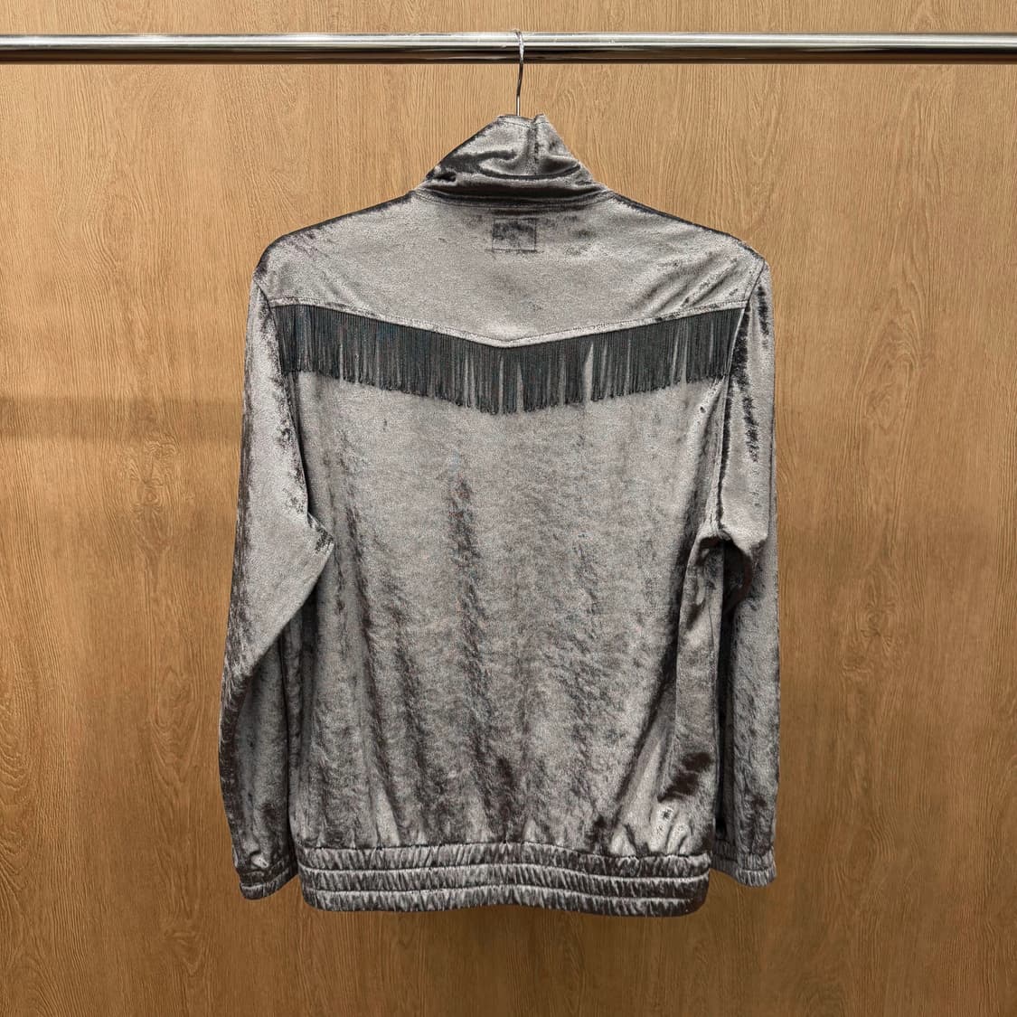 니들스 벨벳 트랙 자켓 프린지 장식 버터플라이 로고 자수 디테일 그레이 상품이미지3
