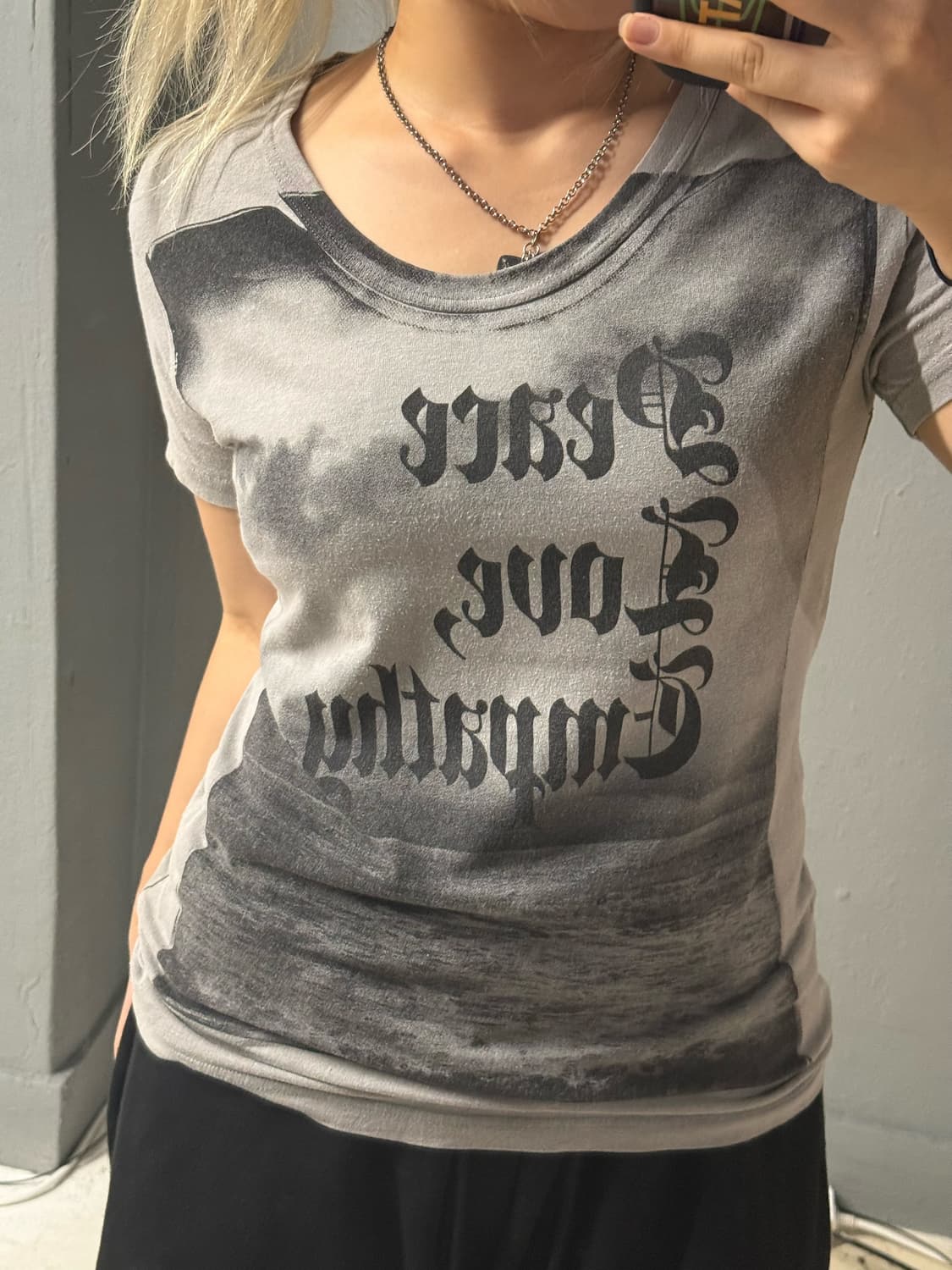 Attachment grunge printing detail top 상품이미지3