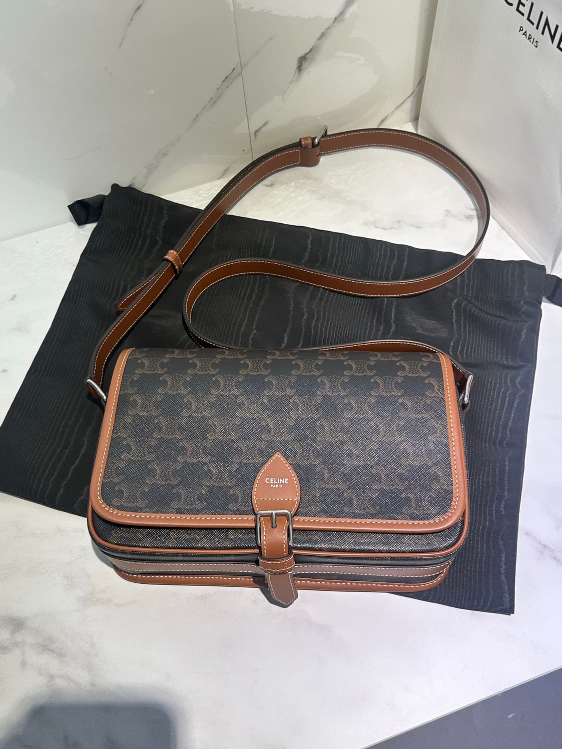 [새상품급 정품] 셀린느 폴코 메신저백 25년SS 상품이미지1