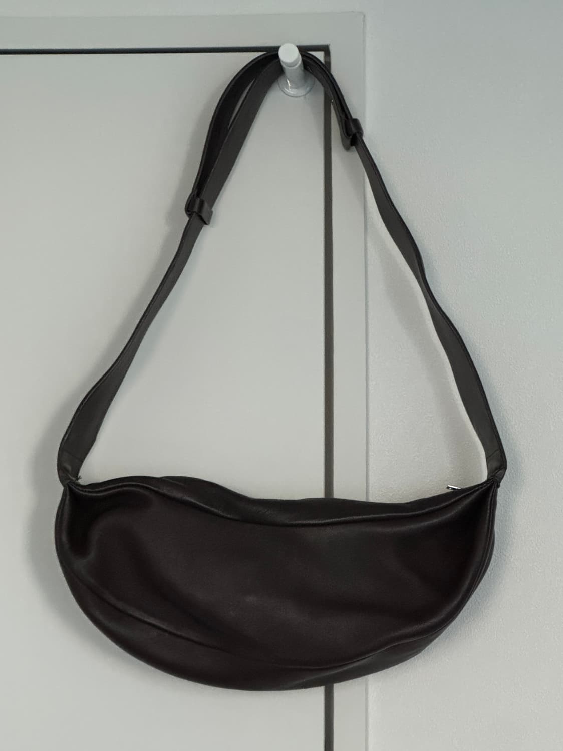 COS 레더 크로스바디백 상품이미지1